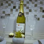 Couples Retreat, Fully Equipped Studio/ Beach *