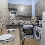 Couples Retreat, Fully Equipped Studio/ Beach شقة لوتراكي