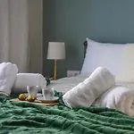 Couples Retreat, Fully Equipped Studio/ Beach شقة لوتراكي