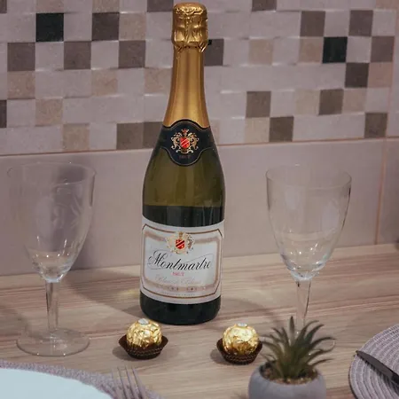 Couples Retreat, Fully Equipped Studio/ Beach Apartment *