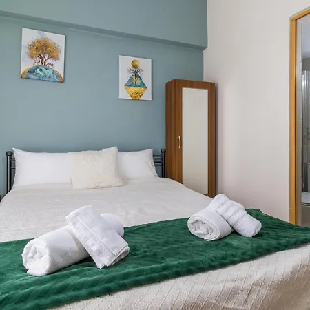 Couples Retreat, Fully Equipped Studio/ Beach لوتراكي