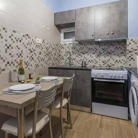 Couples Retreat, Fully Equipped Studio/ Beach *