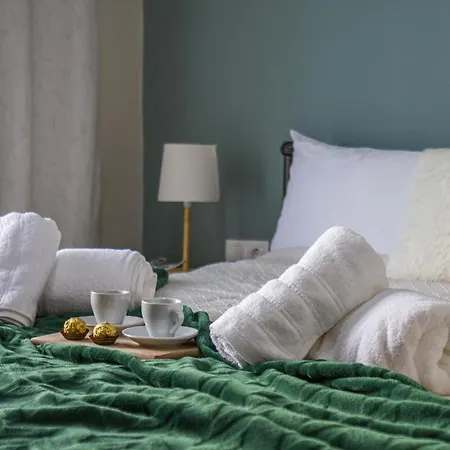 Couples Retreat, Fully Equipped Studio/ Beach Apartment Loutraki (Corinthia)