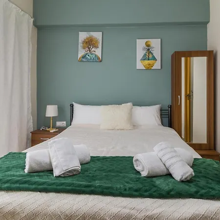 Couples Retreat, Fully Equipped Studio/ Beach لوتراكي