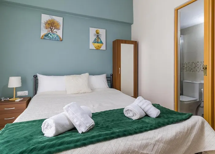 Couples Retreat, Fully Equipped Studio/ Beach Лоутраки