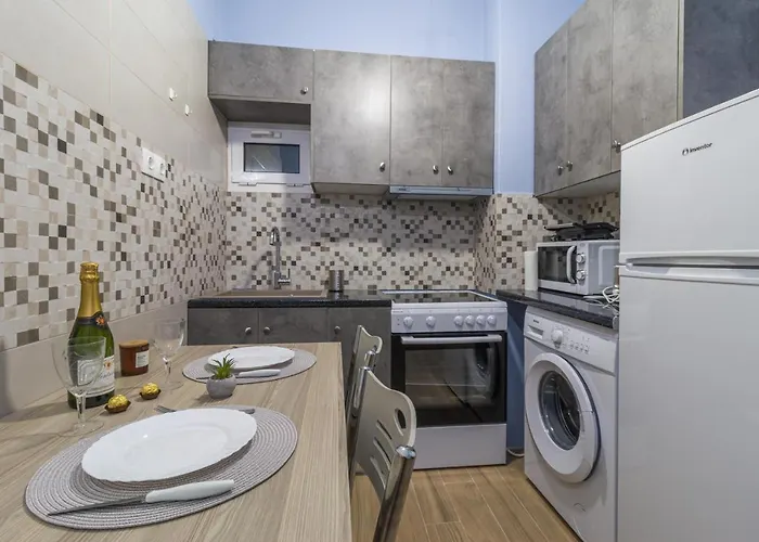 Couples Retreat, Fully Equipped Studio/ Beach Апартаменты Лоутраки