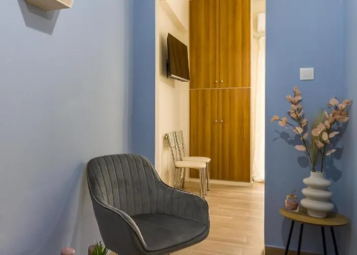 Couples Retreat, Fully Equipped Studio/ Beach Лоутраки