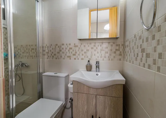 Апартаменты Couples Retreat, Fully Equipped Studio/ Beach Лоутраки