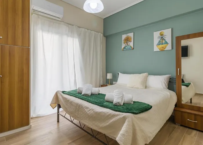 Couples Retreat, Fully Equipped Studio/ Beach Лоутраки