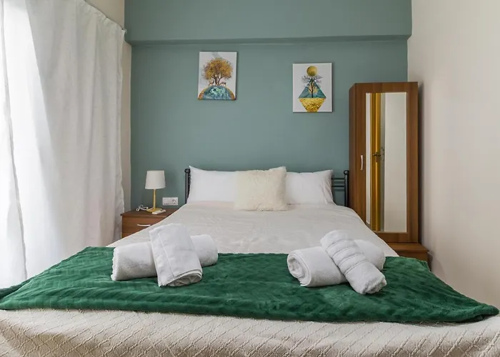 Couples Retreat, Fully Equipped Studio/ Beach Лоутраки